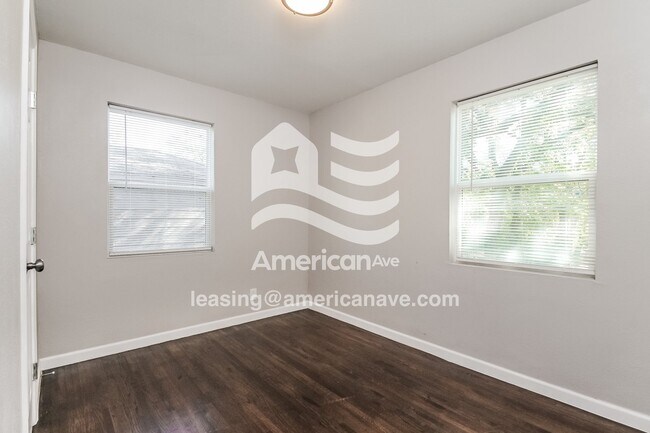 Foto del edificio - 328 W 46th Pl N