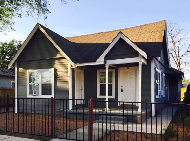 Vista frontal - Unidad a la derecha - 1131 W Lynwood Ave