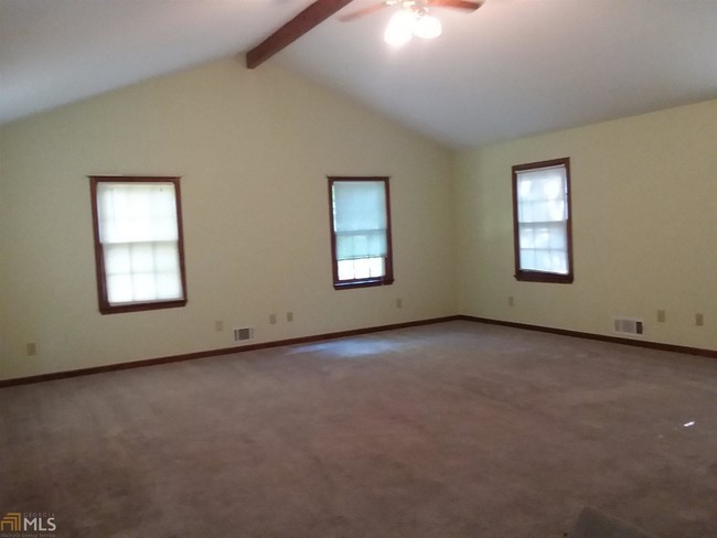 Building Photo - 1390 Temple Johnson Rd