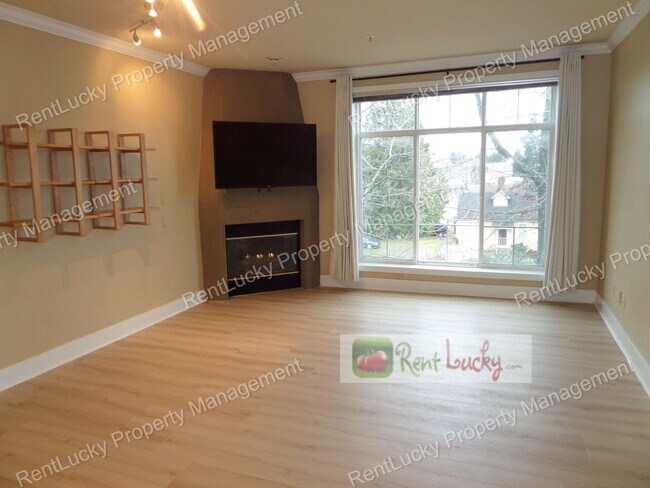 Foto del edificio - GREAT VIEWS! Lovely 2-Bedroom, 2 Bath Condo in Fantastic Fremont Area w/Garage Parking!!