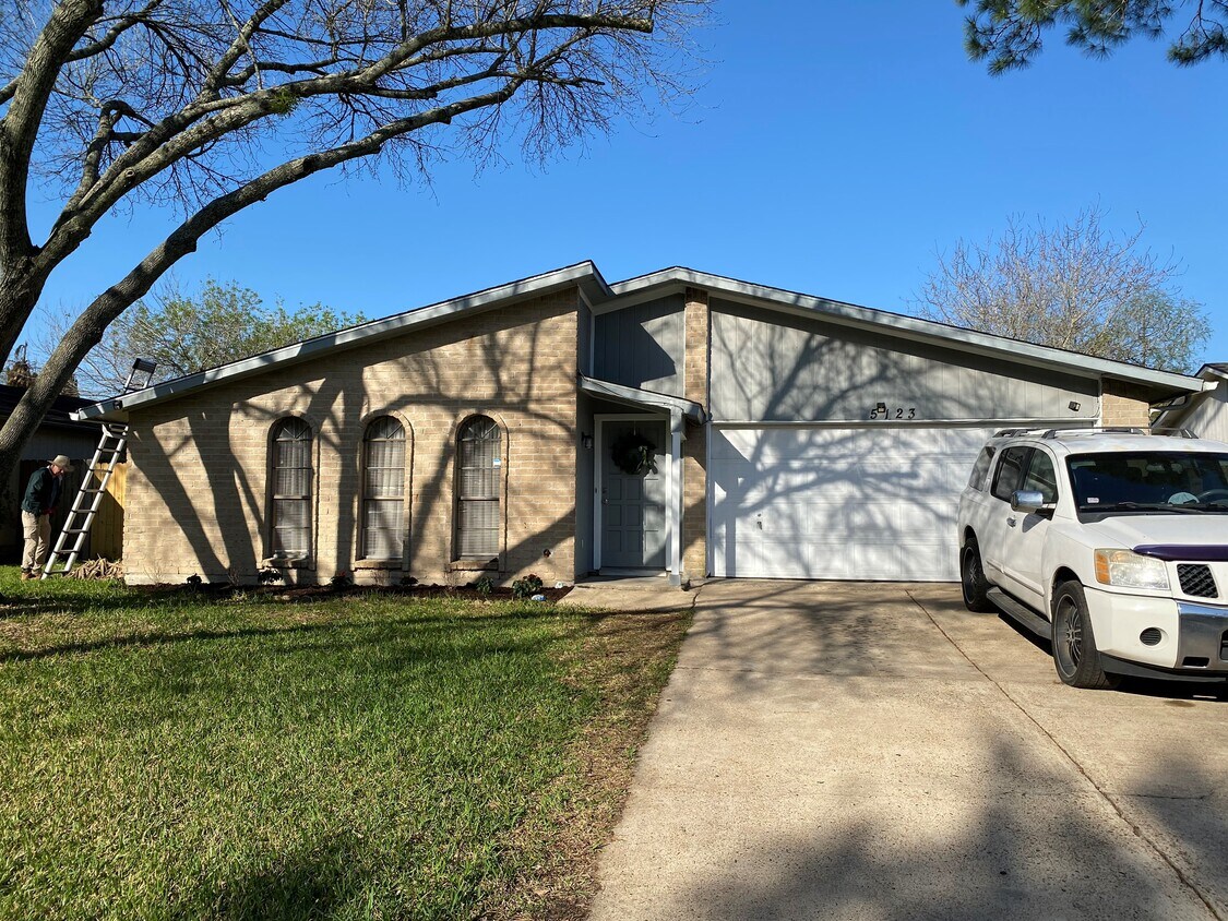 Front View - 5123 Gretna Green Dr