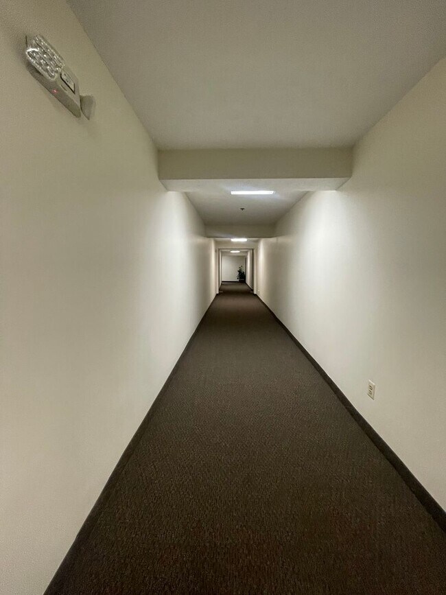 Foto del edificio - VERY SPACIOUS CONDO ON 3RD FLOOR WITH ELEV...