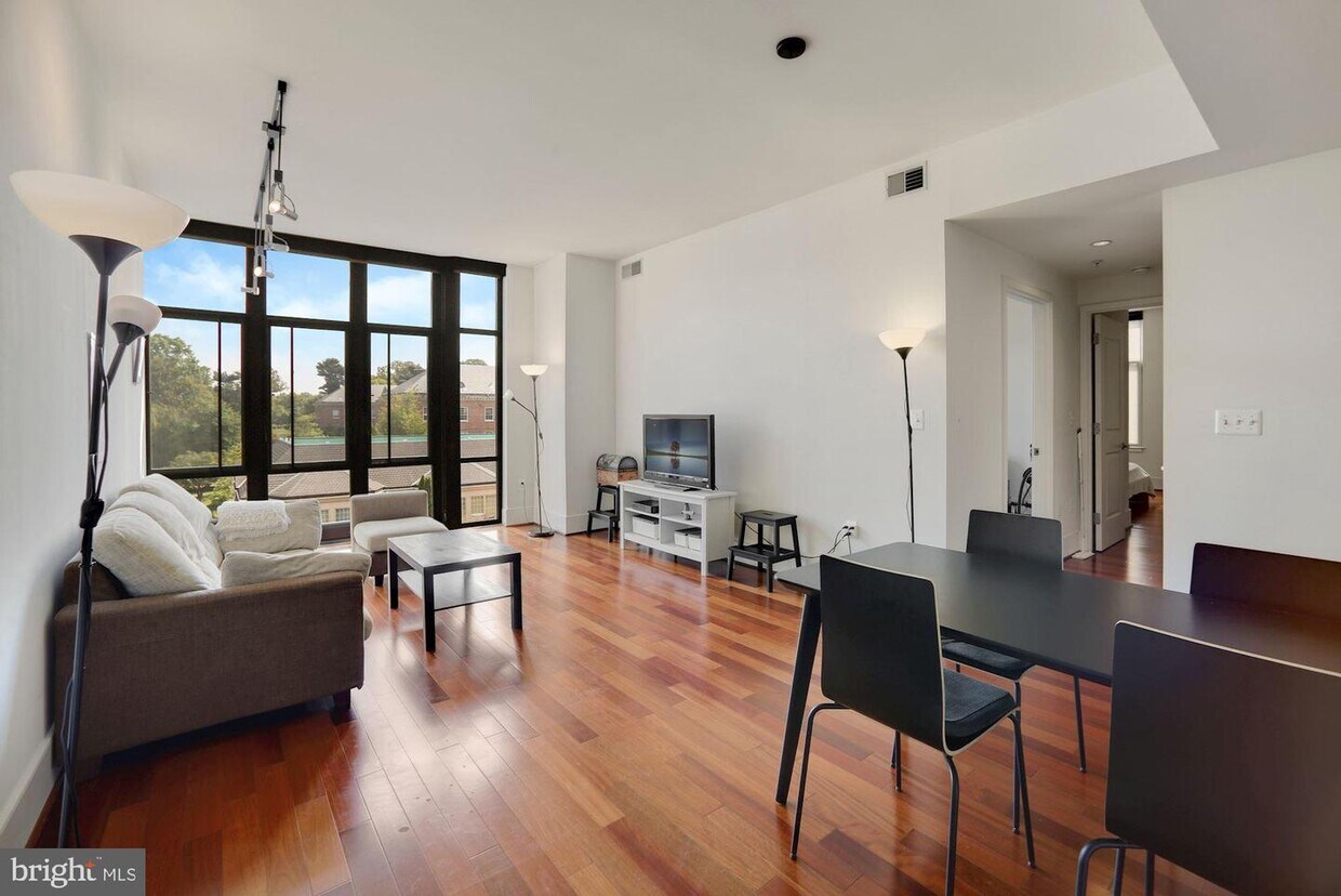Foto principal - 4301 Military Rd NW