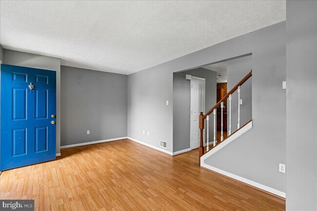 Foto del edificio - 631 Realm Ct W