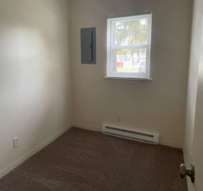 Building Photo - Large 2 bedroom apartment with washer/dryer hookup