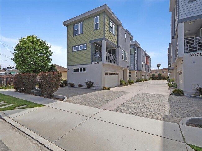 Foto del edificio - 2070 Maple Ave