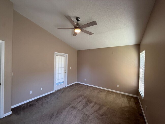 Foto del edificio - BEAUTIFUL 3 BEDROOMS, 2 BATHS SINGLE FAMILY HOME IN GATED COMMUNITY.