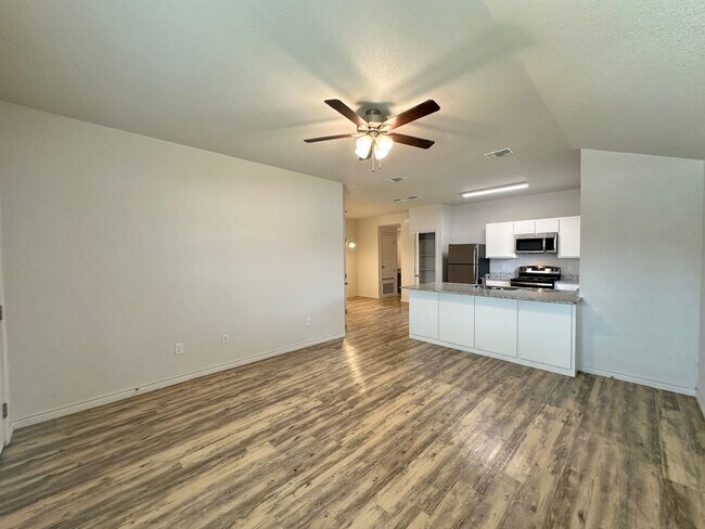 Building Photo - 1801 Clovis Dr