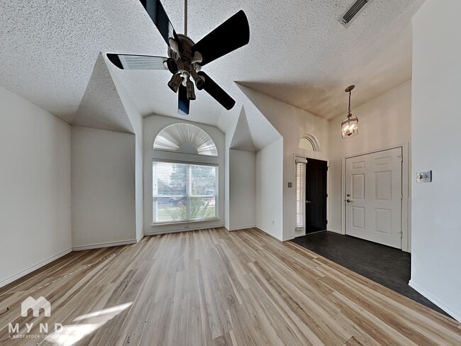 Foto del edificio - 951 Freshwood Ct