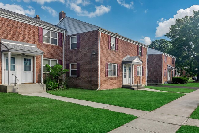 Foto del edificio - Crestwood Townhomes