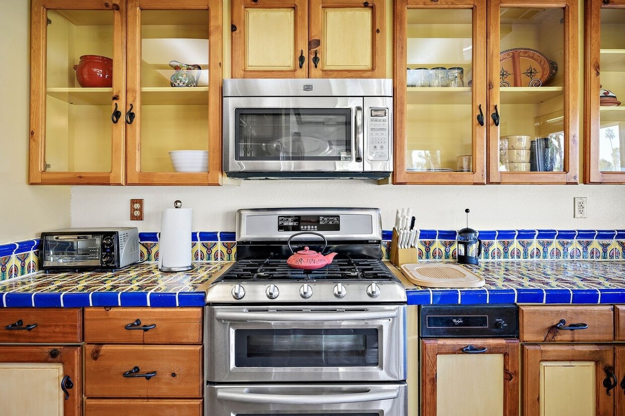 Primary Photo - Spacious Two Bedroom Condo in Gated Commun...