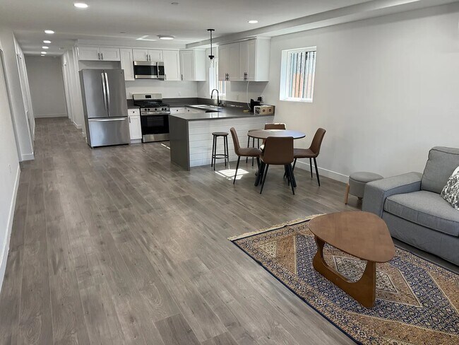 Foto del edificio - 1276 W 38th St