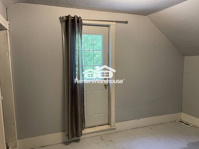 Building Photo - 1509 8th St E