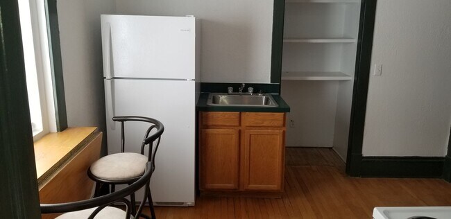 Building Photo - 2 bed, 1 bath apartment