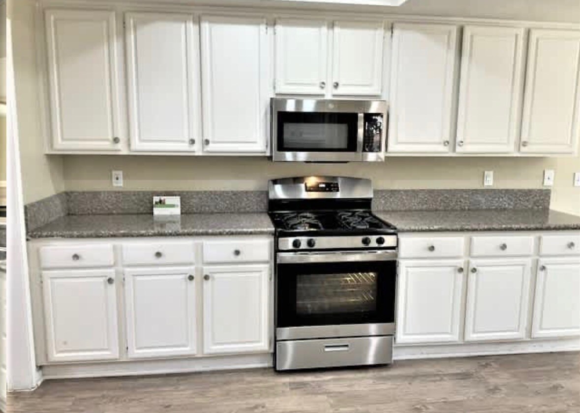Foto principal - 8929 Collett Ave