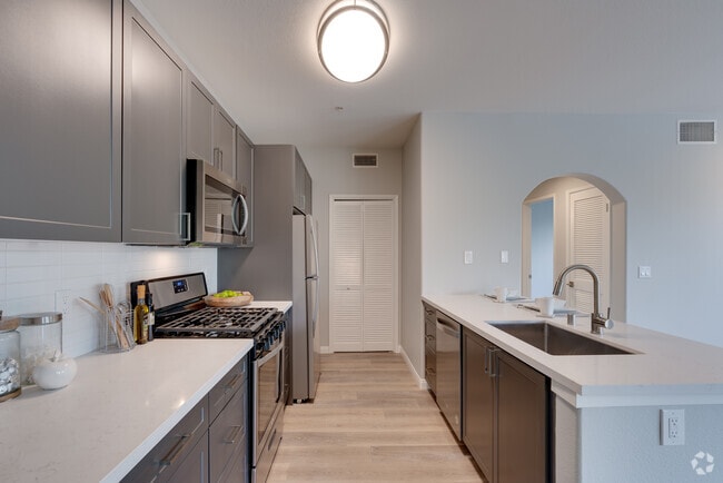 2BR, 2BA - 1,005SF - Parc Chateaux