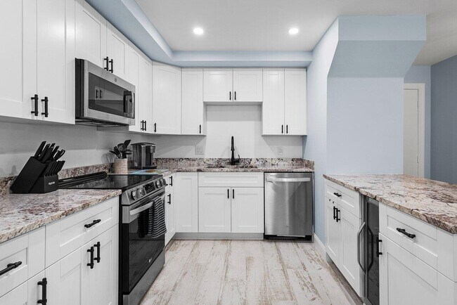Building Photo - 1206 S Lake Dr