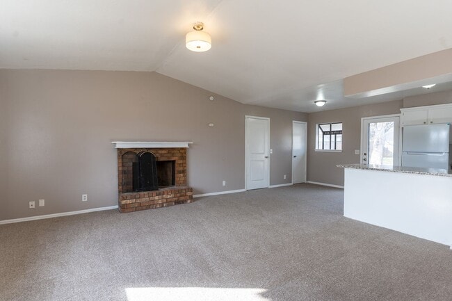 Building Photo - 3 Bedroom Norman House Available