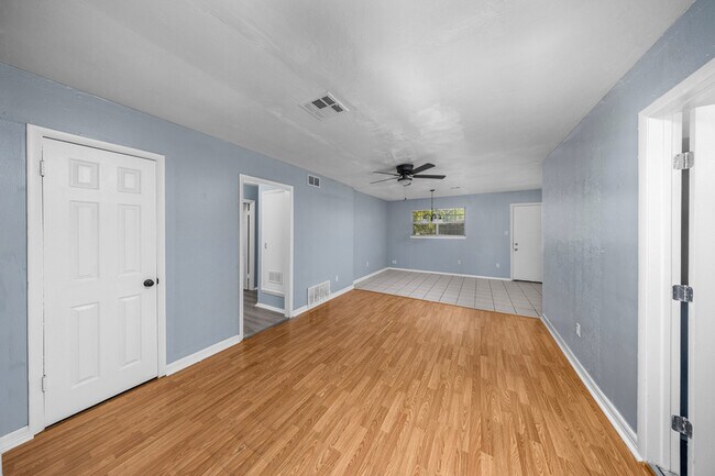Building Photo - 408 NW Woodridge Dr