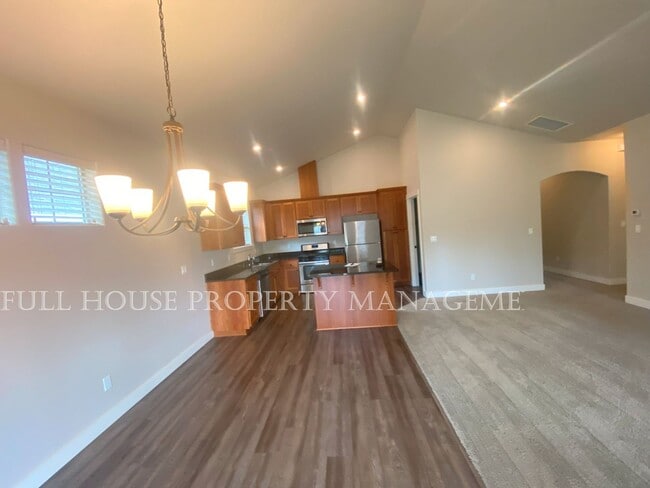 Building Photo - Gorgeous 3 Bed/ 2 Full Bath Home Built in ...