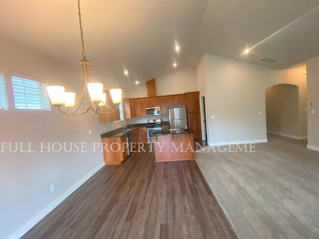 Foto del edificio - Gorgeous 3 Bed/ 2 Full Bath Home Built in ...