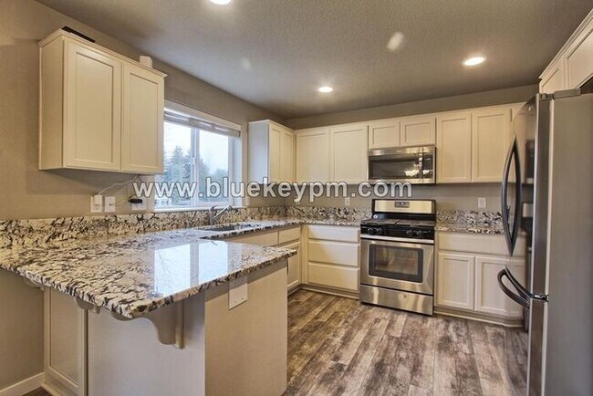 Building Photo - 4 Bed, 2.5 Bath with Office/Den and 2 Car ...