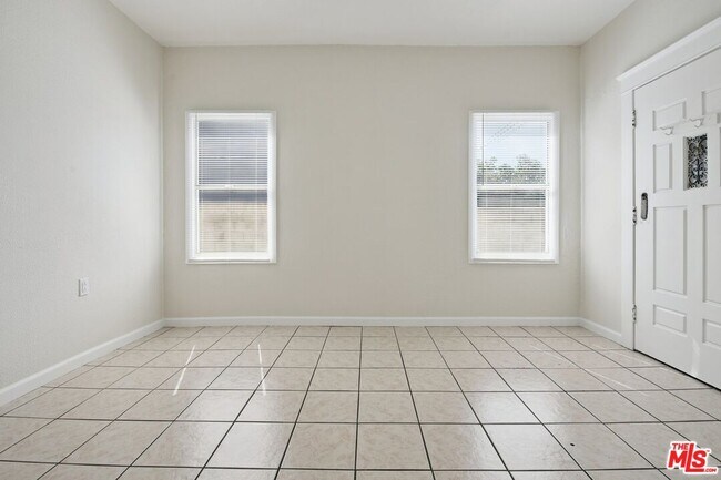 Foto del edificio - 1464 1/2 W 35th Pl