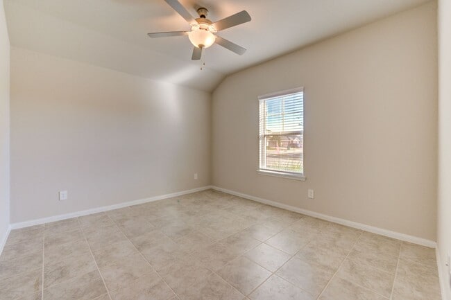 Foto del edificio - Single-Story Home with Water Views & Open Layout