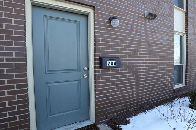 Building Photo - 603 Carriage Hill