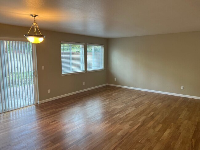 Building Photo - Move in Ready Now