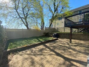 Building Photo - 127 Maple Ave