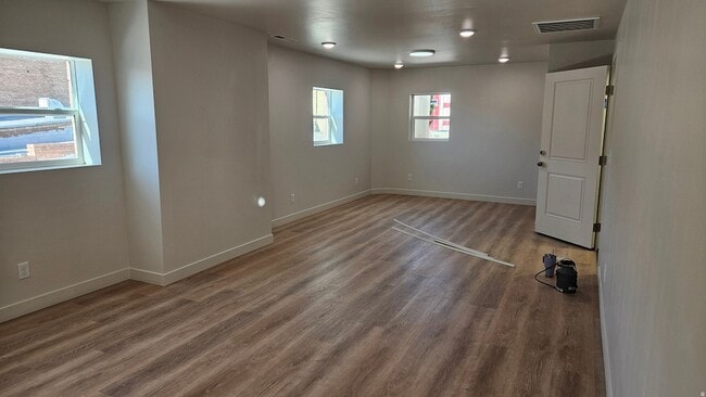 Building Photo - 146 N Main St