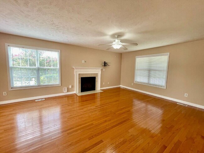 Building Photo - Spacious 4-Bed Haven With 2.5 Baths In Fay...