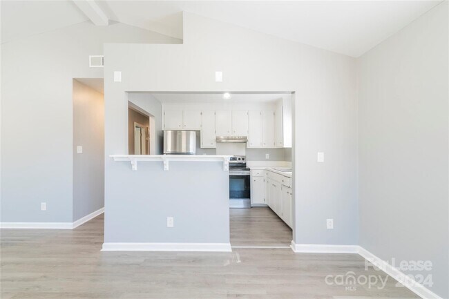 Building Photo - 2920 Meadowcliff Dr