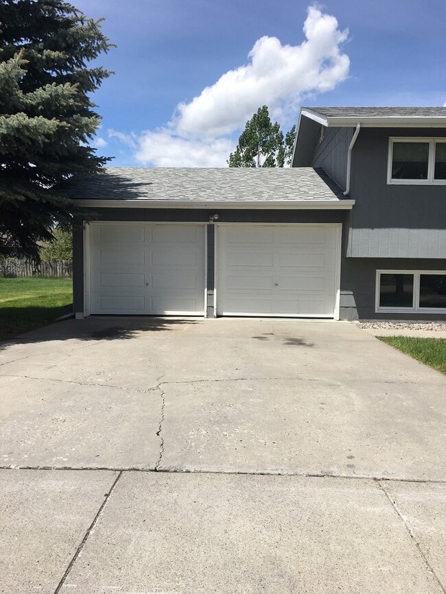 Building Photo - 3 Bedroom, 2 Bathroom Duplex- 5 minute wal...