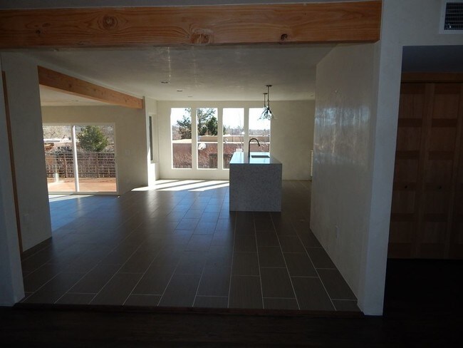 Building Photo - 405 Alamo Dr