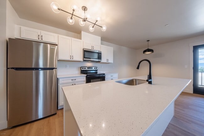 Building Photo - 2 bed 1 bath  Modern Apartment - 1025 sqft