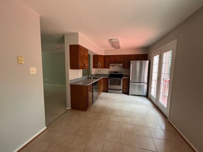 Building Photo - Updated 3 BR/2.5 BA Townhome in Dorsey Hall!