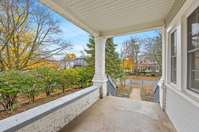 Foto del edificio - 647 Fairview Ave NE