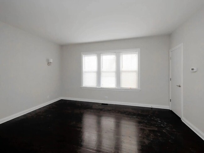 Building Photo - 1540 W Waveland Ave