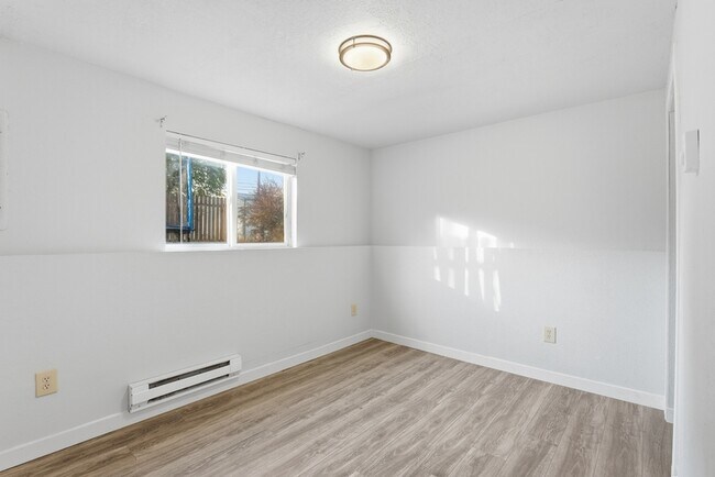 Building Photo - 2024 E Pacific Ave