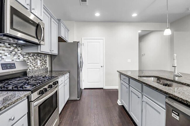 Building Photo - 818 Neosho Ct