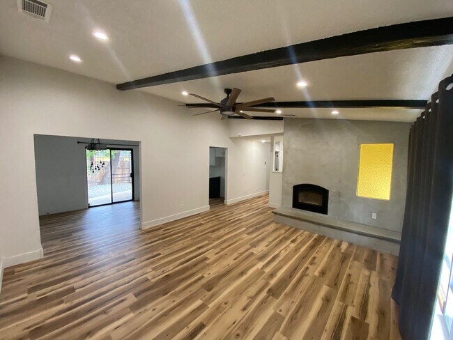 Foto del edificio - Must see! Conveniently located 3 bedroom with pets considered