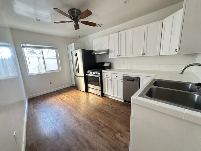 Kitchen - 1538 Loma Dr