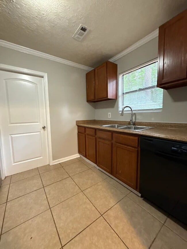 Building Photo - Beautiful 4BR/2BA home nestled in a quiet Ellenwood GA