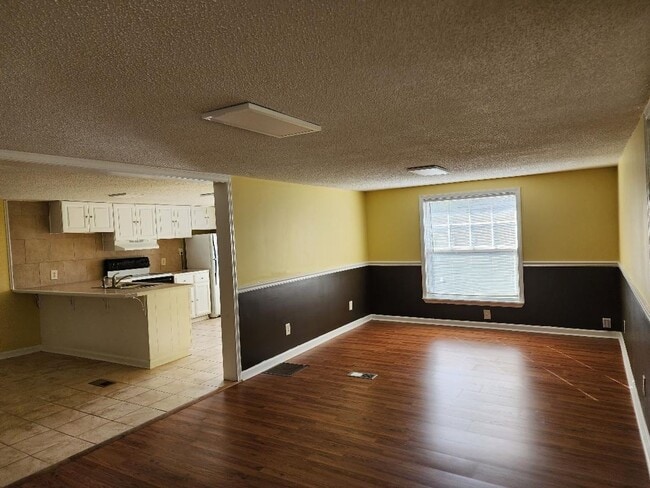 Building Photo - LOVE SIZE!