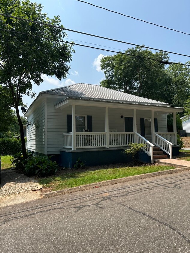 Primary Photo - 2 Bedroom, 1 bathroom Home on Atlanta Ave ...