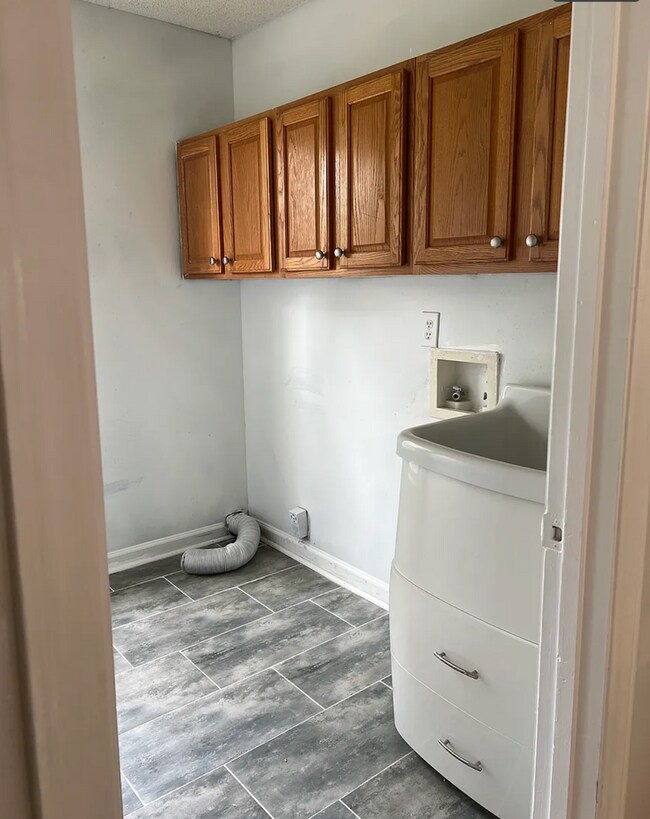 Foto del edificio - Spacious beautiful 5 bedroom 2.5 bath home...