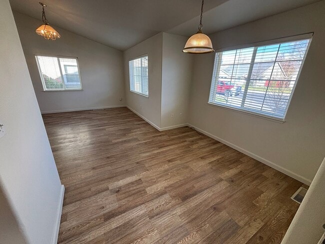 Building Photo - Great home in Chichester Estates