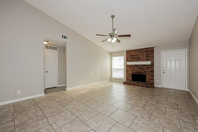 Foto del edificio - 4214 Worth Forest Dr